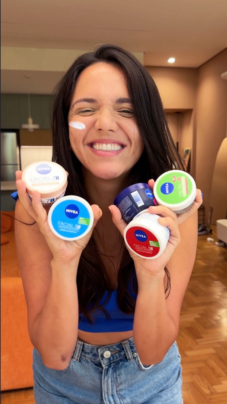 O que você leva em TODAS AS SUAS VIAGENS? 🤔Eu não vivo sem os meus potinhos de NIVEA: ele é o responsável por hidratar e cuidar da minha pele em qualquer viagem. Seja no frio, no calor, ou mesmo no ar-condicionado do avião, sempre tem um NIVEA perfeito para cada tipo de pele e momento da viagem:
💙 Nutritivo → nutrição intensa e 30h de hidratação (perfeito para voos longos);
💚 Hidratante em Gel → textura leve, oil free, ideal para destinos quentes;
💜 Noturno → recuperação profunda depois de um dia inteiro de passeio;
❤ Antissinais → firmeza e proteção UVA/UVB ótimo para destinos ensolarados;
🤎 Beleza Radiante → desenvolvido para pele negra, uniformiza o tom e controla a oleosidade!
Do Oiapoque ao Chuí, sempre existe um potinho de NIVEA que vai com você 🌍💙 Cuidar da pele é um ato de amor e o hidratante n°1 do Brasil tá na cara de todo mundo!
Agora me conta aqui nos comentários: qual é o seu potinho favorito da @niveabrasil ? #NIVEATanaCara
