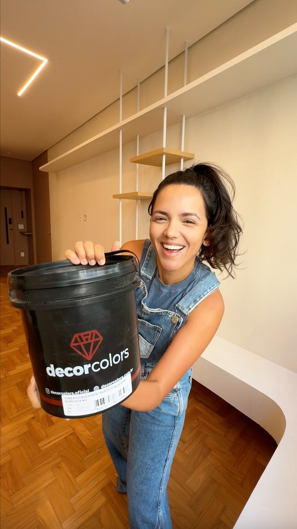 AAAAAA finalmente os refrescos ✨Eu amei o resultado e vocês? Eu PRECISO agradecer a @decorcolors.oficial e a @decor.rj.recreio pela parceria e por me ajudar a deixa o Apê Viajante do jeitinho que eu sempre sonheeeei 😍
E, claro que separei algumas AmanDICAS pra vocês, né?👇
✨Como a área de pintura era BEM GRANDE, eu usei 3 baldes de 23kg da cor Algodão Egípicio Rústico e apliquei por cima o Selante Acrílico que é hidro-repelente e facilita a limpezaaaaa! Eu apliquei tanto na sala quanto na cozinha porque além de proteger, eu adoooro isso de poder limpar as paredes 😍
✨ Antes de escolher a cor e o tipo do seu cimento queimado, sugiro que você vá até a loja para ver pessoalmente. Eu escolhi o acabamento rústico, mas existem outros tipos e depois da aplicação do selante a cor escurece um pouquinho, por isso, é bem importante ir na loja!
✨Para aplicar o cimento queimado no rodapé eu usei fundo preparador para plástico e deu super certo.
✨A bancada que vocês amam foi feita em alvenaria e finalizei com o cimento queimado e o selante. Eu amei o resultado e economizei muitoooo!
Já quero saber o que vocês acharam nos comentários, conta lá ❤️