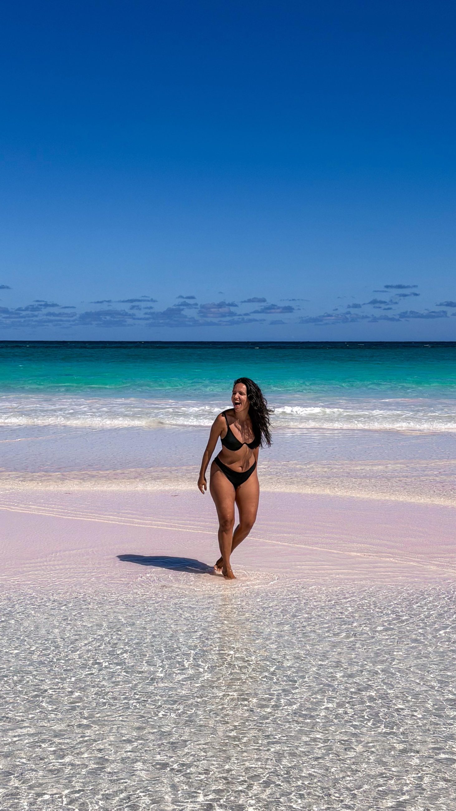 Meu roteiro de ELEUTHERA 🩵 Muito obrigada @visitthebahamas e a @venalasbahamas me apresentar esse paraíso!!!

✈️ COMO CHEGAR
A melhor opção é um voo de 15min de Nassau para Eleuthera. Ele custa 300 dólares ida e volta e atenção ao peso da mala despachada! Como o voo é menor, ele é limitado a 18kg por mala, viu?

🗓️ QUANDO IR
A temporada seca e perfeita vai de Novembro a Abril. O clima é firme e o sol é garantido! Evite o pico da temporada de furacões (Agosto a Outubro).

⏳ QUANTO TEMPO FICAR
Apesar de estreita a ilha é bem grande! Para explorar o básico, fique no mínimo 4 dias. O ideal para conhecer tudo com calma (Norte, Centro e Sul) são 7 dias.

🚗 ALUGUEL DE CARRO
Alugar carro em Eleuthera é essencial. Não existe Uber e os táxis são caríssimos. Lembrando que a ilha tem 180km de uma ponta a outra 👀

Se você visitar Harbour Island, você também pode alugar um carrinho de golfe para conhecer a ilha por cerca de 180USD por dia já incluindo a gasolina.

🏨 ONDE SE HOSPEDAR
A ilha é dividida em 3 partes principais e existem hospedagens para diversos orçamentos. No geral, os quartos são bem grandes e cabem 4 pessoas e famílias tranquilamente!

• Norte (Harbour Island/Spanish Wells): Mais badalado, charmoso e luxuoso (onde fica a Pink Sand Beach).
• Centro (Governor’s Harbour): Melhor localização para explorar a ilha toda. Mais restaurantes e estrutura.
• Sul: Mais selvagem, isolado e tranquilo.

✨ PASSEIOS IMPERDÍVEIS
 
• Glass Window Bridge: O ponto exato onde o Atlântico (azul-escuro) encontra o mar do Caribe (azul-turquesa). É surreal!
• Harbour Island e Pink Sand Beach: A famosa praia de areia rosa (fica na vizinha Harbour Island).
• Queen’s Bath: Piscinas naturais aquecidas pelo sol na maré baixa.
• Sapphire Blue Hole: Um cenote azul com um salto se 8m para os corajosos!
• Preacher’s Cave: Caverna histórica onde os primeiros colonos se abrigaram. A praia também é maravilhosa!
• Balanço na água em Tarpum Bay (minha praia favorita) 😍

💸 QUANTO CUSTA?
Eleuthera não é um destino barato. Os preços são em Dólar (BSD/USD) e o custo de vida é similar aos EUA. Eu fiz um resuminho dos valores para vocês terem uma noção:

Continua nos comentários 👇👇👇