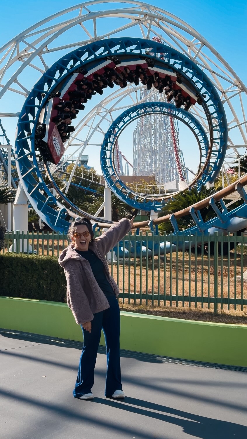 São as melhores montanha russas do mundooo! Se você gosta de adrenalina, já salva essa suuuper AmanDICA 👇

🎢  Fuji-Q Highland | Fujiyoshida

📍Como chegar:
O parque tem uma estação de trem na frente e de ônibus também, é super fácil chegar. 

✨Atrações imperdíveis: 
• Eejanaika: A recordista em número de inversões. São 14 vezes que você fica de ponta-cabeça entre os giros do trilho e do próprio assento.

• Takabisha: Famosa pela queda livre de 121 graus. É uma das descidas mais inclinadas do planeta.

• Fujiyama: A “Rainha”. Já foi a mais alta e rápida e continua sendo um ícone de resistência e altura (79m).

🎢 Nagashima Spa Land | Nagoia 

📍Como chegar: 
Pegue o ônibus expresso no Nagoya Station Bus Center. A viagem leva cerca de 50 minutos e te deixa na porta do parque.

✨Atrações imperdíveis: 
• Steel Dragon 2000: A detentora do recorde de montanha-russa mais longa do mundo. São quase 2,5km de trilhos e um trajeto que parece não acabar nunca!

• Hakugei (A Gigante Híbrida): Embora não tenha um recorde no Guinness, ela é frequentemente citada em rankings mundiais como uma das maiores e mais complexas montanhas-russas híbridas (madeira + aço) do mundo.

⚠️ ATENÇÃO
• Nos dois parques, eles não deixam você esperar para ir na primeira fileira, não rola escolher assento.

• Se as filas estiverem muito longas, você pode comprar o ingresso “fura fila”.

• Eles são MUITO RÍGIDOS com segurança. Não vi ninguém filmando nas atrações e tem detectores de metais e armários para você guardar tudo até óculos!

💸 QUANTO CUSTA

🎢Fuji-Q Highland: O “1-Day Pass” (ingresso + brinquedos ilimitados) gira em torno de ¥7.000 a ¥8.000 (aprox. R$ 240 - R$ 270), variando conforme o dia da semana.

🎢Nagashima Spa Land: O “Passport” para adultos custa cerca de ¥6.000 (aprox. R$ 200) ou 1500/ 2000 ienes por atração + o valor da entrada.

💡 AmanDICA: No Fuji-Q, a entrada no parque é gratuita e você pode comprar o ingresso individual de cada montanha russa que custa entre ¥1500 e ¥2000.