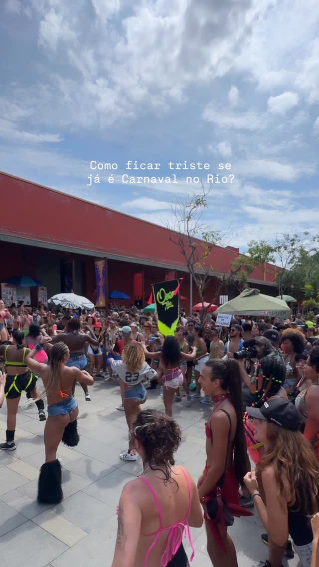 É não OFICIAL: começou o carnaval no Riooo! 🎉 Domingou com 70 blocos pelas ruas cariocas?

Desculpa, mas tem como ser triste na cidade maravilhosaaaaaaa!

📍 @obailetodobloco

#carnaval #riodejaneiro