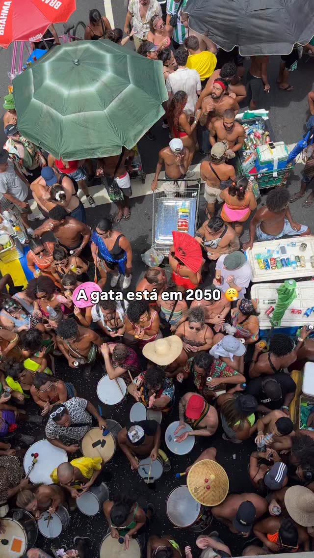 A melhor maneira de usar o leque no Carnaval é assim…  @unna.sant perfeitaaa 🤭 #carnaval #riodejaneiro