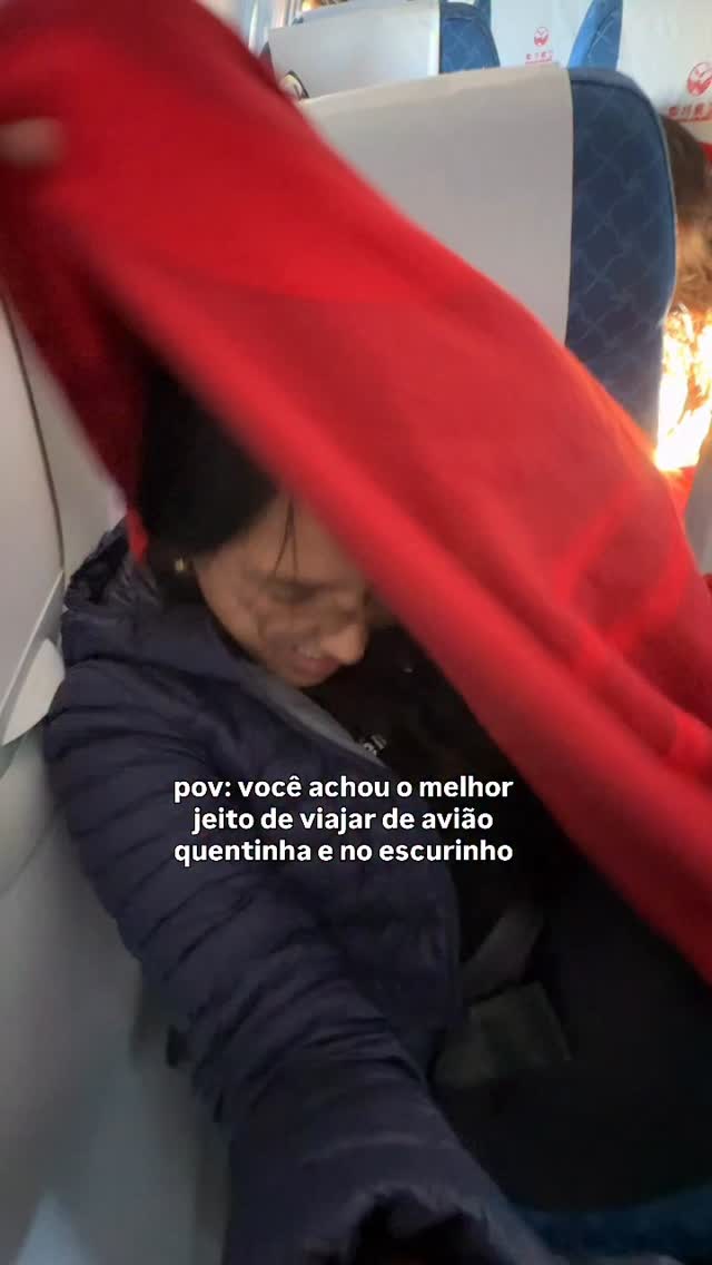 Diz pra mim que vocês também fazem isso… 🤔 Fora que ninguém é obrigado a me ver babando de boca aberta o voo inteiro, né? 🤭