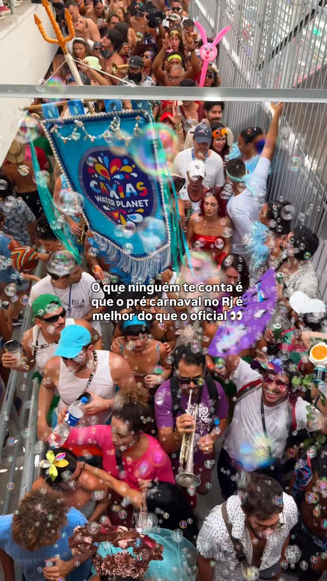 Você sabia que muitos blocos do Rj só saem no Pré-carnaval? ✨

Ontem foi dia de pegar o trem das 7h até Duque de Caxias para curtir o @caxiaswaterplanet ! O público estimado foi de 20 mil pessoaaaaas, foi incrível e o carnaval nem começo ainda 🤷‍♀️