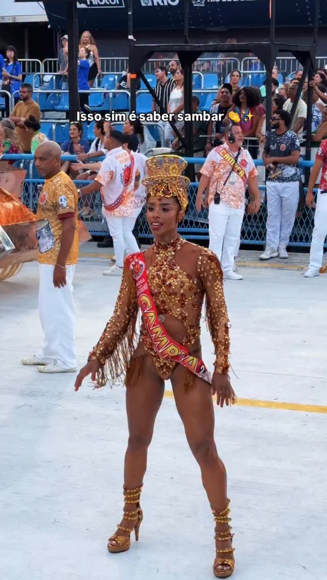 A sapucaí ficou pequena para o talento da @bellinhadelfim ! Ela não desfila, ela flutuaaaaa com a @unidosdoviradouro 👏✨ #carnaval #viradouro