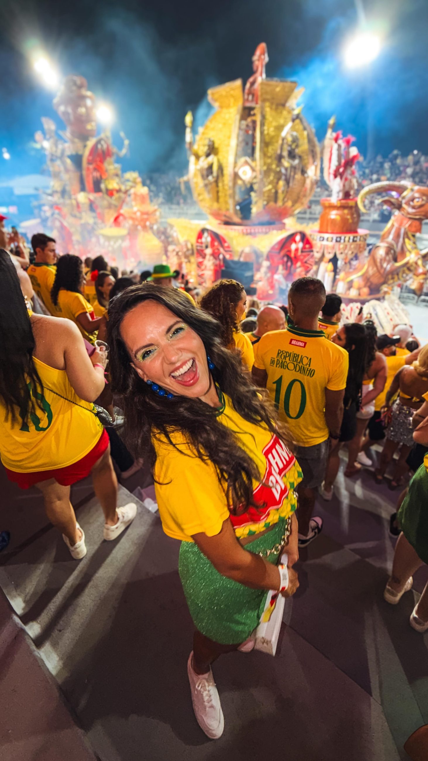 Estou CHOCADA até agora ✨😱 Agora eu entendi porque o @camarotebarbrahma é tão famoso em São Paulo! São cerca de de 7 mil m2 de camarote e é tudo muito REGADO e ORGANIZADO! Me surpreendeu demais, viu? 👌👏 #carnaval #camarote #saopaulo