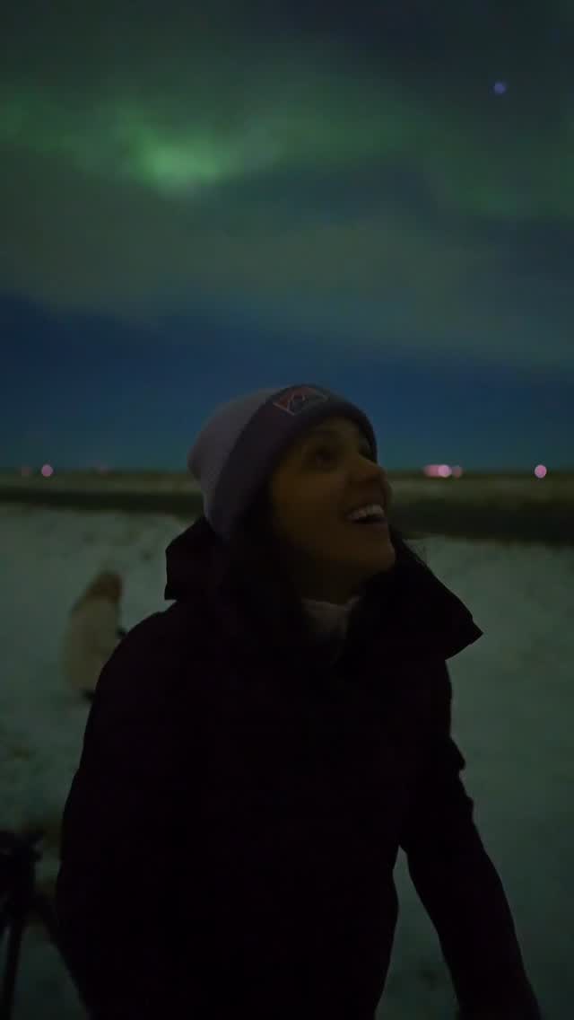 QUE SONHO 💚 Eu não tenho palavras para expressar o que eu vivi com a @bullexpedicoes . Eu estou tão feliz que eu pude registrar isso para vocês! Estamos vendo aurora todos os dias da viagem, mas, essa foi a mais intensa e a mais especial. O céu explodiu, iluminou… foi SURREAL.

Lembrando que todos os meus seguidores tem um desconto especial nas viagens da @bullexpedicoes, viu? Bora realizar esse sonhooooo também! #islandia #aurora