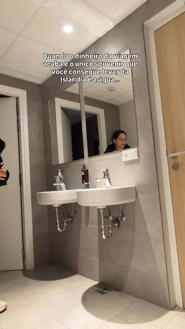 É meus amigos, vocês vão provar uma das águas mais limpas do mundo diretamente da Islândia 🤣 #viagem #meme #islandia