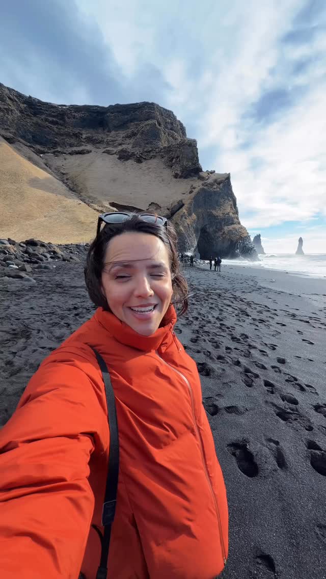 Você sabia que a praia mais PERIGOSA do mundo fica na Islândia?👇🏻 A famosa Praia de Areia Preta ou Reynisfjara Beach é conhecida pela suas “Sneaker Waves” que são ondas traiçoeiras que surgem repentinamente arrastando tudo que está no seu caminho! 

Infelizmente, vários turistas já perderam a sua vida na praia, por isso, é proibido nadar e até ficar de costas para o mar! Tem avisos ENORMES na entrada da praia!

Mas, o que ela tem de perigosa, ela tem de bonita! A areia preta de origem vulcânica e os paredões de basalto da  Reynisfjara já foram cenário de filmes da Marvel e Games of Thrones. Ela já ganhou até o título de praia mais bonita do mundo!

⚠️ ATENÇÃO: recentemente, com a mudança da direção dos ventos, o mar tomou quase toda a areia e está proibido tirar fotos nas colunas de basalto e nas cavernas.

Eu estou dando a volta com a @bullexpedicoes e, claro que eu descolei um descontinho especial pra vocês, né? É só seguir a @bullexpedicoes e usar o cupom PREFIROVIAJAR 🇮🇸
