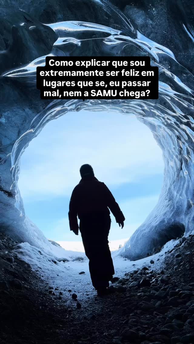 Fazer o que se meu sonho era entrar numa caverna de gelo da Islândia 🤷‍♀️

✨Descontos pra sua viagem✨

📱Chip internacional @holafly_pt cupom: PREFIROVIAJAR
🩺 Seguro viagem @assist365br cupom: PREFIROVIAJAR 
🇮🇸 Viagens para Islândia @bullexpedicoes cupom: PREFIROVIAJAR

#islandia #iceland #meme