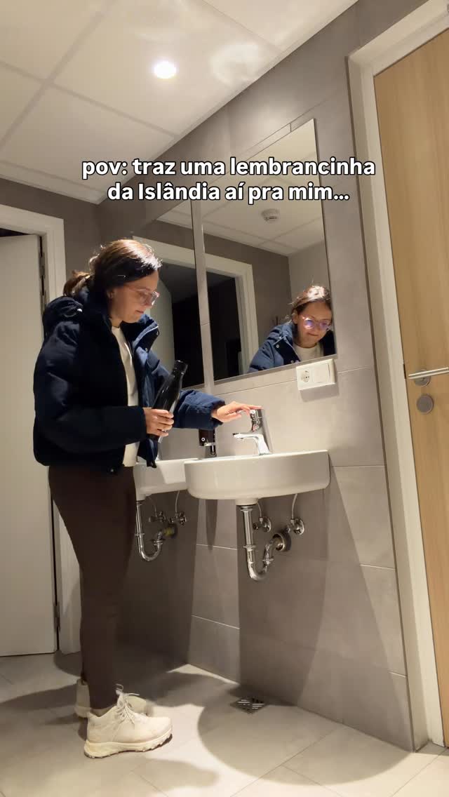 ÁGUA SERVE? 🤭 Foi o que meu dinheiro deu pra trazer da Islândia, MAS, foi a melhor que eu já tomei na vida vai…  #islandia #meme