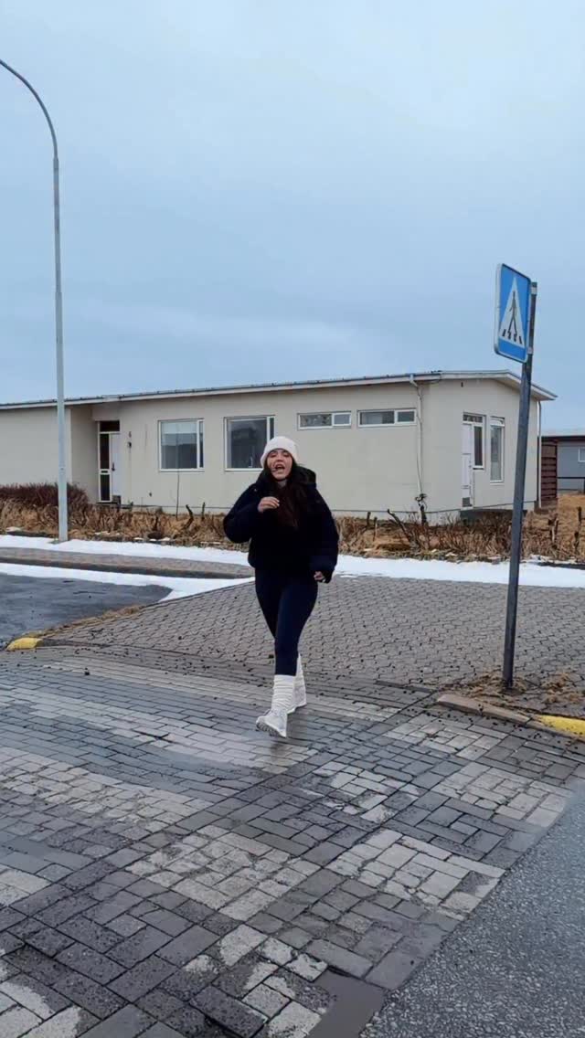 Você já tinha ouvido falar de Grindavik? 🤯 Eu confesso que fiquei chocada de ver as casas VAZIAS e o campo de lava enorme coladinho na Blue Lagoon que é simplesmente um dos pontos turísticos mais famosos da Islândia!

Lembrando que todos os meus seguidores tem um desconto especial heeein. É só seguir a @bullexpedicoes e usar o cupom PREFIROVIAJAR!