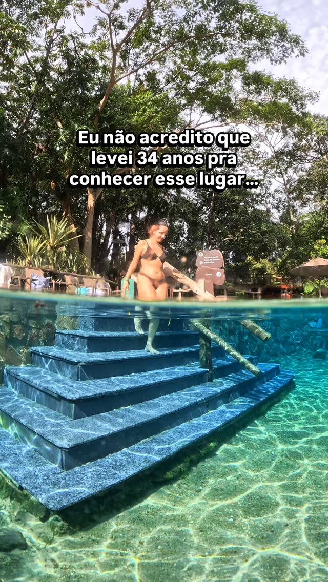 Além de transparente, a água é QUENTE 😍 Você já ouviu falar do Parque das Fontes em Rio Quente, Goiás? São 8 piscinas naturais, sem cloro e apenas com água corrente cercadas por natureza que fazem desse destino um dos mais lindos e relaxantes do Brasil!

Se você curtiu a AmanDICA, aproveita e me segue e manda esse vídeo pra quem vai viajar com você pra esse paraíso!