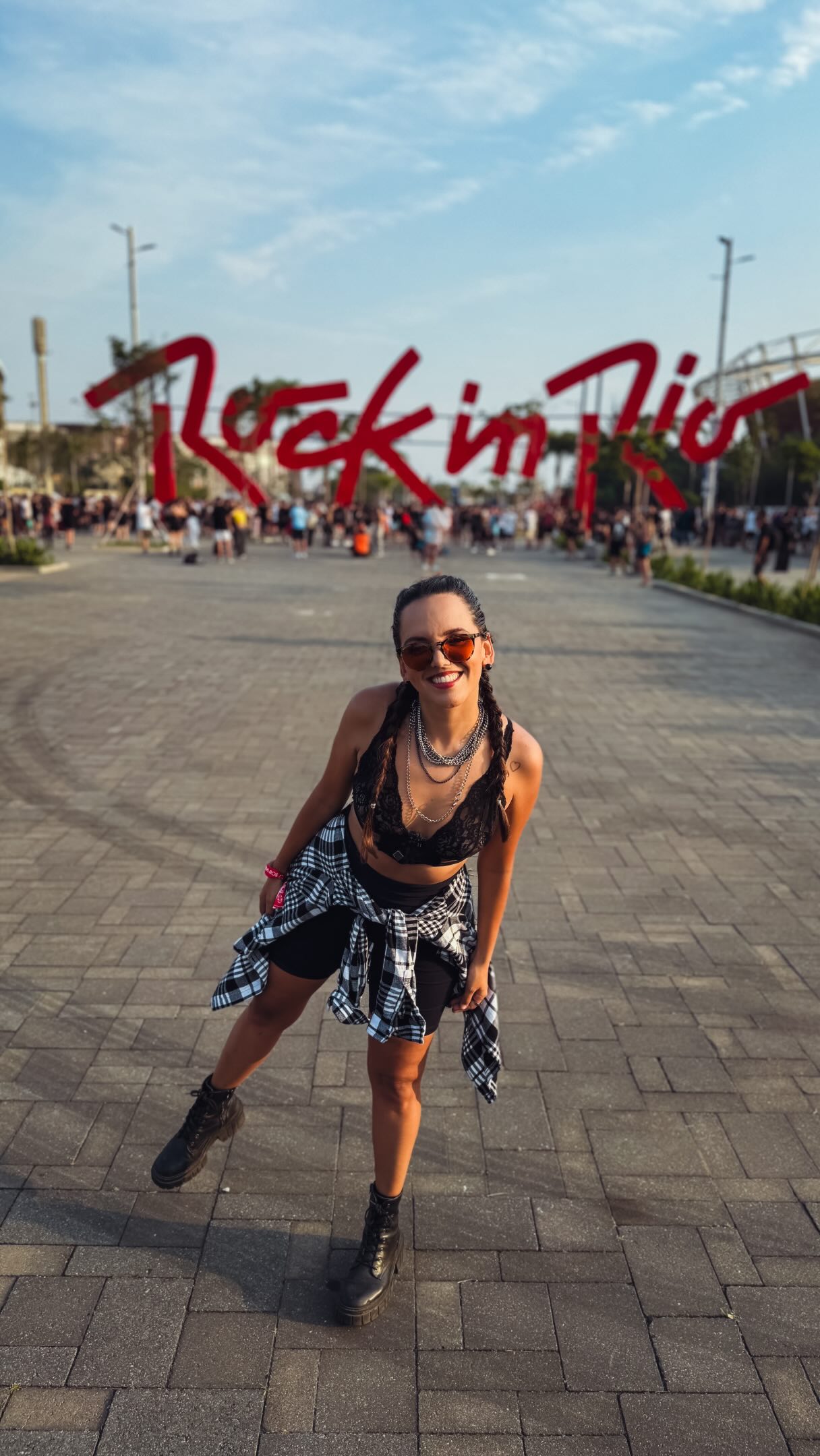 Quantas vezes você já foi no @rockinrio? 🤘 Essa vai ser a minha 8ª edição e eu já me sinto pronta porque esse ano prometeee!!! Inclusive, já anota a AmanDICA: faltam 3 DIAS para abrirem as vendas gerais! E se eu fosse você já corria para garantir o seu ingresso no dia 08/06, às 19h, porque a pré-venda esgotou em MENOS DE 2 HORAS!!!

Já manda esse vídeo para quem vai com você esse ano!