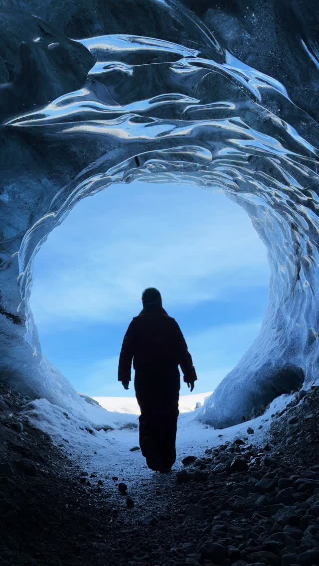 INESQUECÍVEL 😍 O Vatnajökull é o maior glaciar da Europa e explorar suas cavernas foi uma das coisas mais surreais que já fiz na vida!!!

📅 QUANDO IR?
A melhor época para viver essa aventura é durante o inverno islandês (geralmente entre novembro e março), quando as cavernas de gelo estão estáveis, firmes e incrivelmente azuis.

🤑 ALERTA DESCONTO: Se você quer viver essa experiência com total segurança, conforto, incluindo guia em português e fotografia, corre lá no perfil da @bullexpedicoes. E o melhor: seguidor meu tem desconto especial garantido! Só mandar uma mensagem para eles!

MAIS DESCONTOS PRA SUA VIAGEM 👇

📱Chip internacional @holafly_pt | cupom: PREFIROVIAJAR
 🩺 Seguro viagem @assist365br | cupom: PREFIROVIAJAR