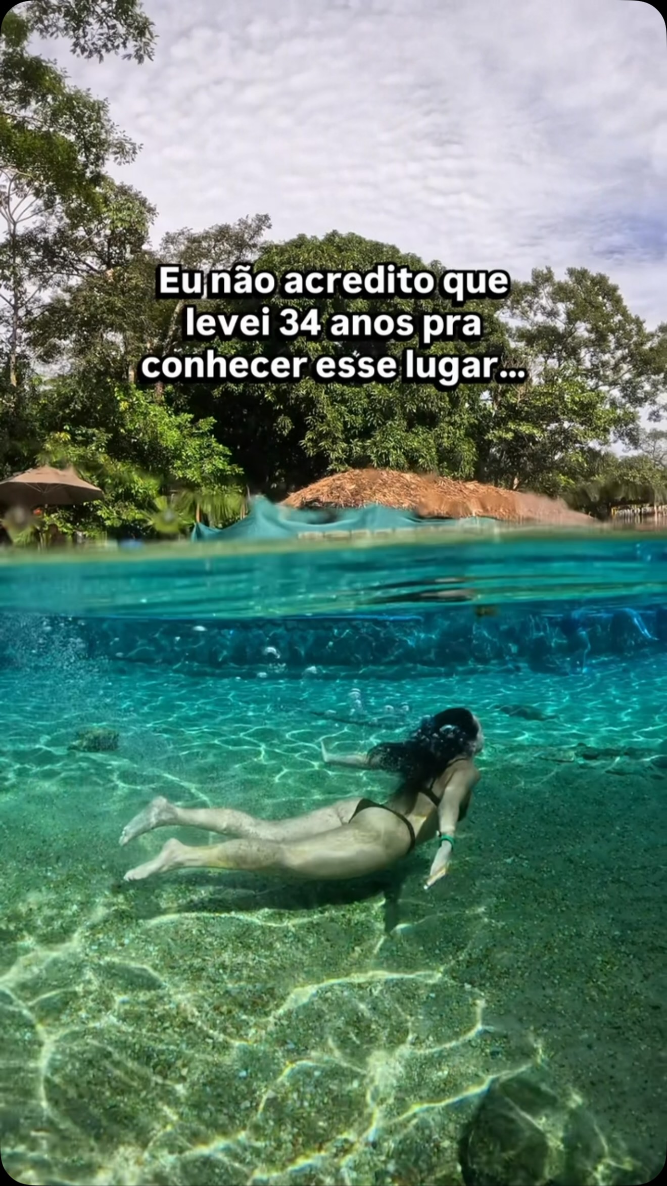 Além de transparente, a água é QUENTE 😱 Você já ouviu falar do Parque das Fontes em Rio Quente, Goiás? São 8 piscinas naturais, sem cloro e apenas com água corrente cercadas por natureza que fazem desse destino um dos mais lindos e relaxantes do Brasil!

Se você curtiu a AmanDICA, aproveita e me segue e manda esse vídeo pra quem vai viajar com você pra esse paraíso! #rioquenteresorts #goias #rioquente