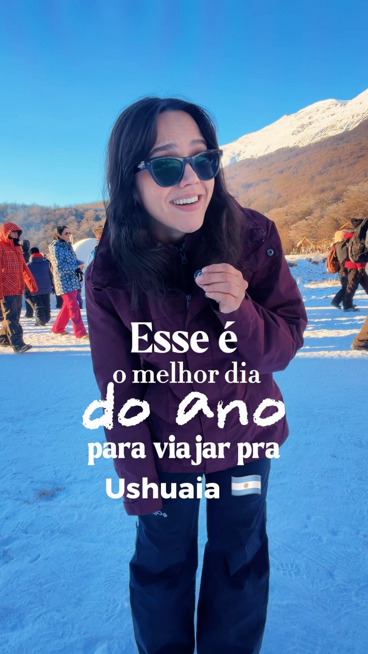 SIM, é TUDO DE GRAÇA 😱 Já salva essa AmanDICA porque eu vou te contar tudo sobre a @fiestadelinvierno de Ushuaia!

❄️ O FESTIVAL DE INVERNO
É a festa que celebra oficialmente a abertura da temporada de neve e o inverno no fim do mundo. O festival reúne moradores e turistas em uma atmosfera calorosa e festiva, cheia de música, apresentações e esportes invernais.

🔥BAJADA DE ANTORCHAS
A Bajada de Antorchas simboliza a luz e o calor humano desafiando a escuridão e o frio do inverno rigoroso. É uma forma de desejar boas-vindas à neve, pedindo proteção e boas energias para toda a temporada de esqui.

🗓️ QUANDO ACONTECE
A Bajada de Antorchas acontece 2 vezes por ano. No dia 10 de julho no @cerrocastor e no dia 8 de agosto no @cerromartial. Lembrando que apesar da Bajada ser apenas após o pôr do sol, é bom chegar cedo para aproveitar o Festival e as degustações!

⚠️ ATENÇÃO: o Festival acontece na base das estações de esqui, então, atividades como esqui e subidas de teleférico continuam funcionando normalmente, mas não são gratuitas como o evento!

Se você curtiu a AmanDICA já compartilha esse vídeo com quem vai com você para o fim do mundo! #ushuaia