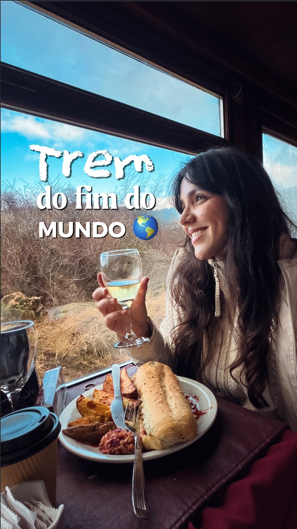Tudo sobre o Trem do Fim do Mundo 🚂👇 Já salva essa AmanDICA pra sua viagem pra Ushuaia!

🚂 SOBRE O TREM
O @eltrendelfindelmundo é super pequeno e fofinho, parece uma miniatura. Ele tem um dos menores trilhos do mundo! Ele anda bem devagar, cerca de 25km/h para você apreciar as paisagens do Parque Nacional Tierra Del Fuego nas janelonas dos vagões.

💵 QUANTO CUSTA?
Os preços variam de acordo com a classe escolhida: a Turista custa 70 mil pesos (R$242) e a Premium custa 217 mil pesos (R$715) incluindo 1 prato, 2 bebidas, chocolate quente e souvenir!

O passeio inclui audioguia em português e pode ser feito em 2 horários no café da manhã ou no almoço.

🛤️ SOBRE O PASSEIO
O trajeto é de 7 km, incluindo uma parada de cerca de 15 minutos na Estação La Macarena para fotos e ainda tem uma pequena trilha até uma cascatinha.

Ah! E, você também pode tirar fotos com os presos e levar de recordação pra casa.

⚠️ AmanDICA: O passeio opera o ano todo, inclusive com neve, por isso, na alta temporada, você o ideal é você reservar o seu ingresso online com antecedência porque esse é um dos passeios mais famosos de Ushuaia.

Muito obrigado @visitargentina e @turismotdf por esse convite tão especial e já me sinto pronta para fazer esse passeio com neve, viu? ahaha