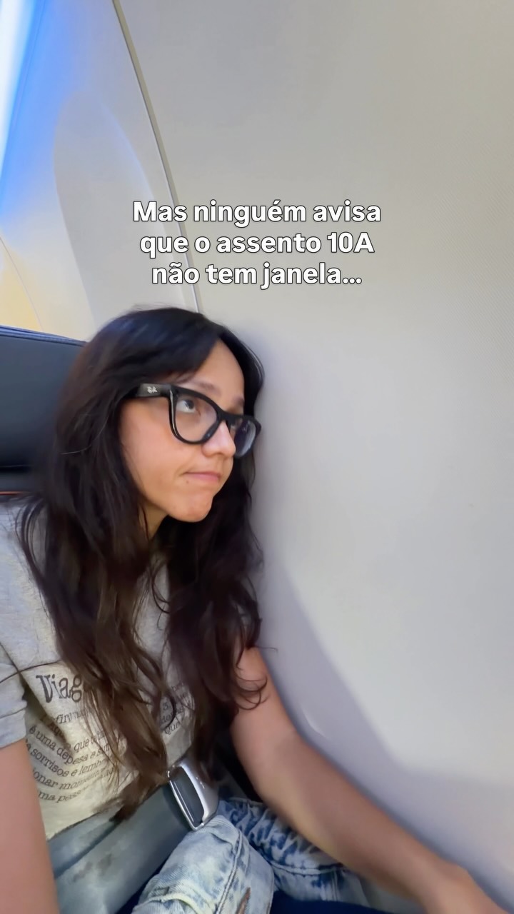 Eu JUROOO: não viaje no 10A! 🫠🫠🫠 SIM, eu consegui reservar o ÚNICO assento do avião que não tem janela e perdi a chegada clássica com a vista para os Dois Irmãos!

Na correria, eu fui confiar na IA e me ferrei. O lado esquerdo é de fato o melhor, mas você deve evitar os assentos na asa (perto das turbinas) e o 10A que é o único sem janela.

Então, já anota a AmanDICA e me segue para acompanhar as minhas aventuras em #Noronha !