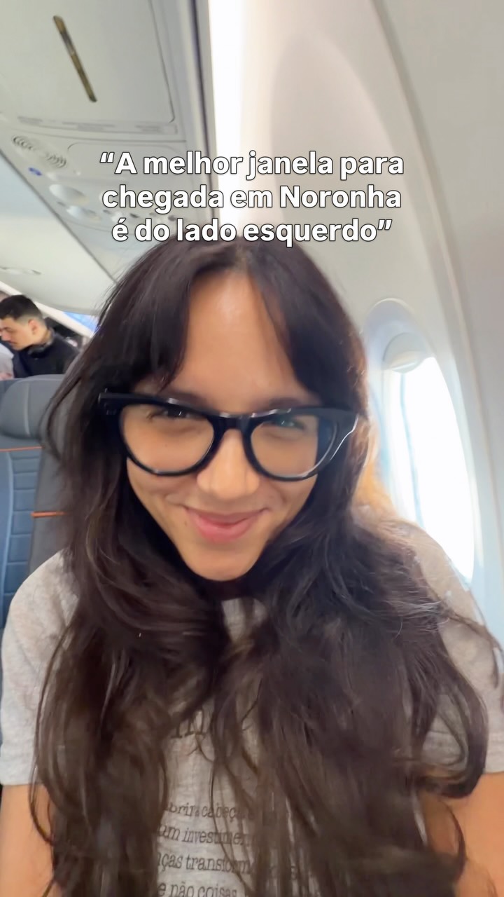 Eu JUROOO: não viaje no 10A! 🫠🫠🫠 SIM, eu consegui reservar o ÚNICO assento do avião que não tem janela e perdi a chegada clássica com a vista para os Dois Irmãos!

Na correria, eu fui confiar na IA e me ferrei. O lado esquerdo é de fato o melhor, mas você deve evitar os assentos na asa (perto das turbinas) e o 10A que é o único sem janela.

Então, já anota a AmanDICA e me segue para acompanhar as minhas aventuras em #Noronha !