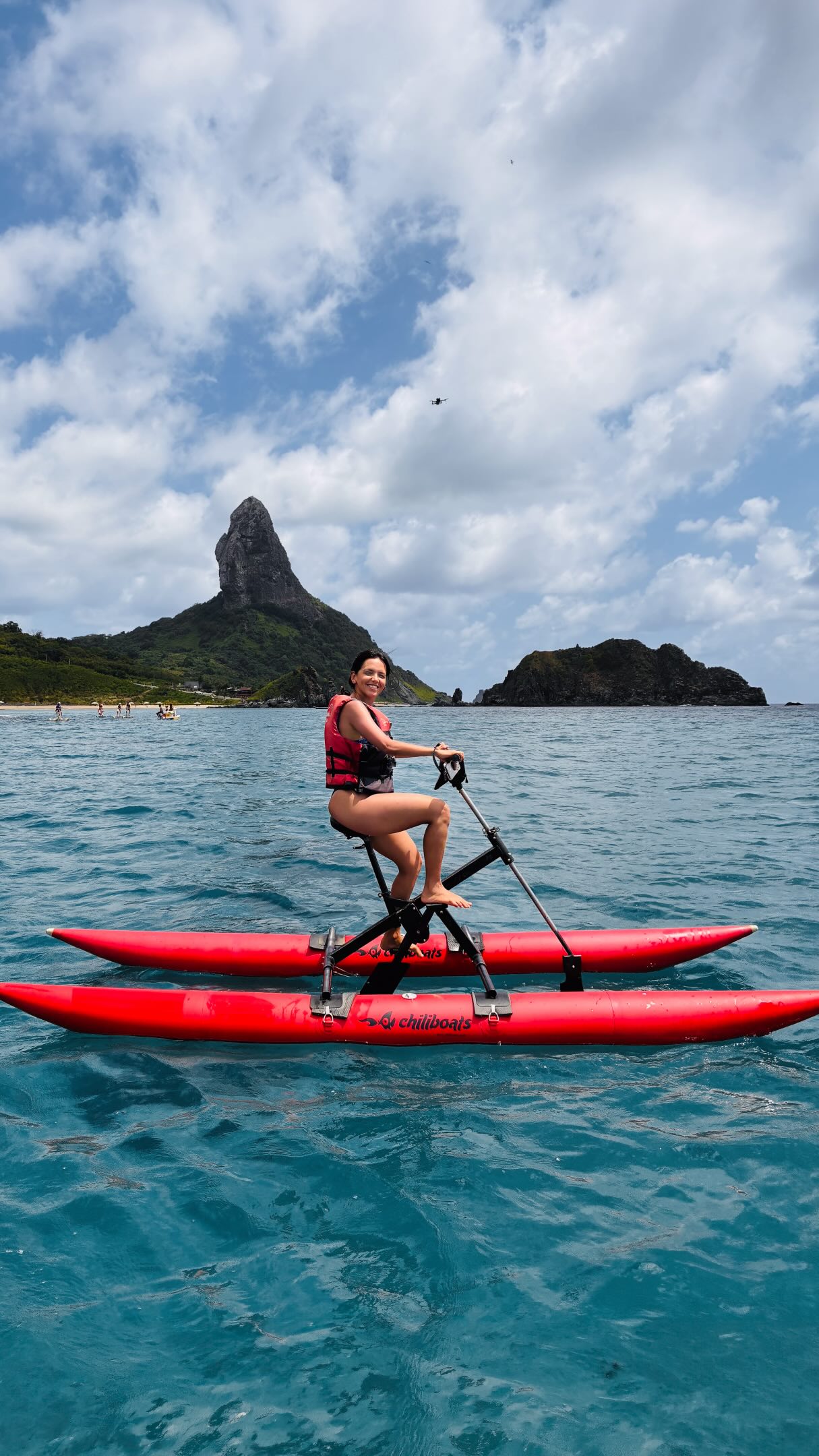 O PASSEIO de Bike Aquática é IMPERDÍVEL ✨ Essa é a minha 4ª vez em Noronha e a minha primeira vez pedalando com os golfinhos! Jurooo é muito emocionante e vale super a pena!

Você pode fazer o passeio em bicicletas duplas ou individuais e tem vários horários disponíveis!

🕢 QUAL O MELHOR HORÁRIO?
Eu recomendo MUITO fazer nos nascer do sol ou pela manhã bem cedinho, que é quando os golfinhos estão bem agitados e saltitantes.

📍ONDE FAZER?
Eu fiz o passeio com a @noronha_pedal que tem as bicicletas na Praia do Porto. O passeio custa R$180 e dura cerca de 1h. Você vai pedalando até bem pertinho da Praia do Cachorro e passa por muitos golfinhos! Ah… E, o passeio já inclui guia, fotos e vídeos!

Curtiu a AmanDICAS? Então, já salva esse reels e compartilha com quem vai com você para #Noronha ✨🩵