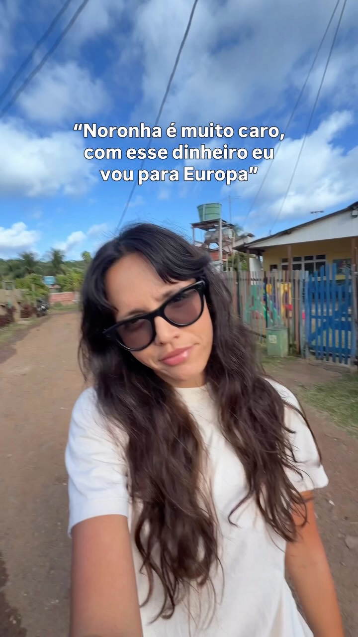 A EUROPA TEM ISSO? 🤔  Fernando de Noronha é um dos lugares mais LINDOS que eu conheço no mundo e eu DUVIDO, repito DUVIDO alguém viver isso na Europa e gastando menos do que no Brasil.

Me fascina que as mesmas pessoas que viajam pra fora comendo fast-food todo dia, são as mesmas que não querem andar de ônibus ou comer quentinha em Noronha 🤷‍♀️

Porque sim: Noronha pode ser MUITO caro. Mas também existem pousadas super econômicas como a Brothers Noronha com diárias de R$350 o casal, ônibus público, supermercados, quentinhas, restaurantes mais simples e MUITAS paisagens que você pode conhecer sem pagar nada.

E, tem uma coisa que, para mim, vale ouro: a vida marinha. Você não precisa fazer um mergulho de cilindro caríssimo para se sentir dentro de um aquário 🩵

Eu já conheci 60 países e vou te falar uma coisa: tem muito destino brasileiro que a gente subestima enquanto acha que “viajar para fora” é automaticamente melhor.  Então, se você sempre quis conhecer Noronha e achava que não cabia no bolso, corre nos meus destaques e no meus stories porque tem MUITA AmanDICA para te ajudar a tornar Noronha um sonho possível.