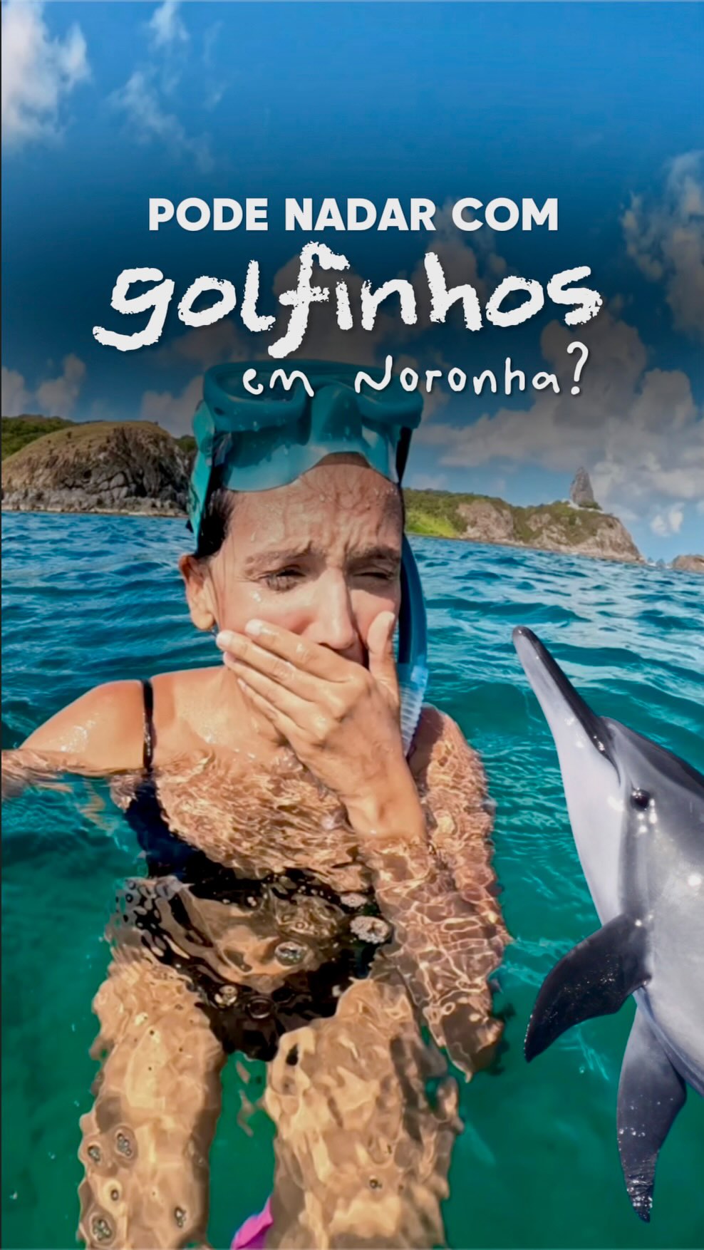 Você sabia que é proibido nadar intencionalmente com golfinhos e baleias EM TODO O BRASIL? 🚫🐬🇧🇷

Em Fernando de Noronha, local que os golfinhos-rotadores escolheram para descansar, namorar, amamentar e cuidar dos seus filhotes, a presença de pessoas na água distrai os animais, interrompendo seus comportamentos vitais.

Por isso, cair na água junto com os golfinhos e persegui-los (nadar na direção deles) é considerado molestamento. Então, qualquer passeio envolvendo mergulhar com golfinhos se torna irregular.

E, para quem comete infrações (ainda que seja por falta de conhecimento), as multas são altíssimas! ⚠️ 🤑

Os arquipélagos de Fernando de Noronha e do Havaí abrigam a maior concentração de rotadores do mundo. No entanto, Noronha protege melhor seus golfinhos:

➡️ Nado intencional proibido a qualquer distância da costa (lá, são apenas 2 milhas náuticas - 3,7 km)
➡️ Distância mínima de 100 metros (lá, 45 metros)
➡️ Uma área fechada para barcos e mergulhadores (a Baía dos Golfinhos), para que os animais descansem em paz (lá, esses refúgios não existem)

E, a conta já chegou para os rotadores havaianos: um estudo recente revelou que a proporção de filhotes está diminuindo e os pesquisadores relacionam a queda com a intensa atividade turística 💔

Ou seja, conhecendo e cumprindo as regras da ilha, é a melhor maneira de ajudar a proteger o sossego dos golfinhos em Noronha! 🐬 🏝️

➡️ Saiba mais sobre os golfinhos: Siga o Projeto Golfinho Rotador (@golfinhorotador), que há 36 anos monitora esses animais!

👉 Conhece alguém que vai viajar pra lá? Então, compartilha a AmanDICA pra que essa mensagem chegue em cada vez mais viajantes!