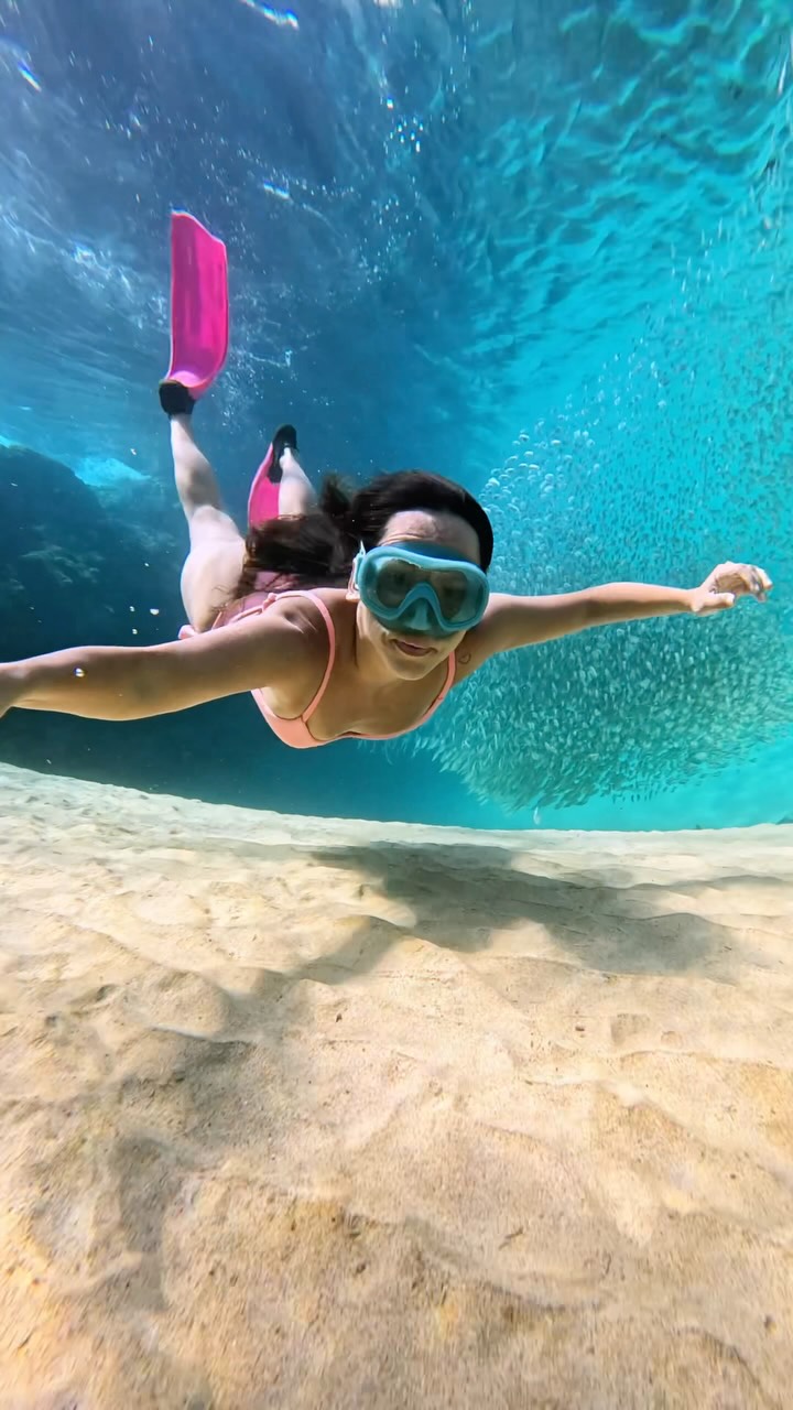 Você sabia que a Praia do Sancho foi eleita 7x a mais bonita do mundo? Bem-vindos a minha praia favorita de Fernando de Noronha 🩵🏝️✨  📍COMO CHEGAR
Pra chegar nesse paraíso, você vai precisar descer a tão temida escada da Praia do Sancho. A escada é de metal que fica literalmente encravada na falésia. São mais de 100 degraus até a areia e, apesar de parecer assustadora, eu juro que a descida é tranquila e a recompensa vale muitooo!

Mas atenção: não dá para descer e subir a qualquer hora! Como a escada é estreita, existem horários específicos para cada sentido:

⬇️ Descida: 9h às 10h20 | 11h30 às 12h20 | 13h30 às 14h20 | 15h30 às 16h20
⬆️ Subida: 10h30 às 11h20 | 12h30 às 13h20 | 14h30 às 15h20 | 17h30 às 18h

💡 Existem dois horários em que a escada fica livre nos dois sentidos: 8h às 8h50 e 16h30 às 17h20. Chegar nesses horários é uma ótima estratégia para evitar as filas que são bem grandes entre 9:00 e 11:30.

⚠️ INGRESSO DA PRAIA
A Praia do Sancho fica dentro do Parque Nacional Marinho de Fernando de Noronha, então você precisa do ingresso do parque que custa R$ 192 para brasileiros e vale por 10 dias, dando acesso a várias praias, trilhas e atrativos do parque.

Não adianta, toda vez que eu chego nesse paraíso eu fico totalmente hipnotizada. A visibilidade da água é surreal, ela é quentinha e cheia de vida. Então, aproveita e já compartilha essa AmanDICA com quem vai com você pra essa paraíso ✨