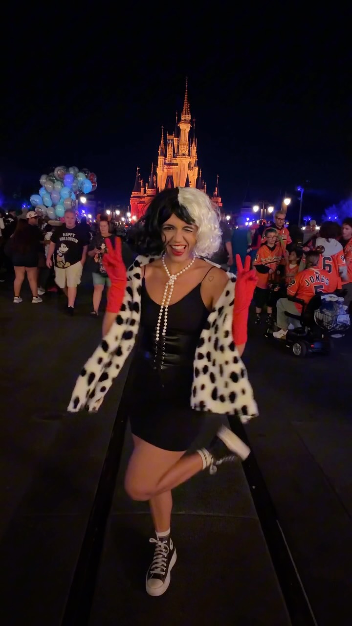 TÁ, acho que levei a muito sério o Halloween esse ano 🎃 🤭 👻 

Essa é a única época do ano em que adultos podem se fantasiar no Magic Kingdom! A Mickey’s Not-So-Scary Halloween Party acontece entre agosto e outubro e, juro, eu amei a experiência, é muito fofoooo!

✨ É claro que eu separei algumas AmanDICAS pra vocês:

🎟️ Ingresso: é separado do ingresso normal do parque, e só com ele você já entra no Magic Kingdom a partir das 16h. Vale a pena chegar cedo!

✨ Só tem na festa: Mickey’s Boo-To-You Halloween Parade, Hocus Pocus Villain Spelltacular, Disney’s Not-So-Spooky Spectacular e filas bem menores nas atrações.

⚠️ Esgota rápido: as noites de 2026 já esgotaram, então salva esse post pra se programar assim que abrirem as do ano que vem!

Agora me conta, quem você levaria pra pegar doce fantasiado com você?